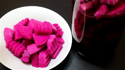 طريقة عمل مخلل اللفت بالبنجر.. مكون أساسي لا غنى عنه