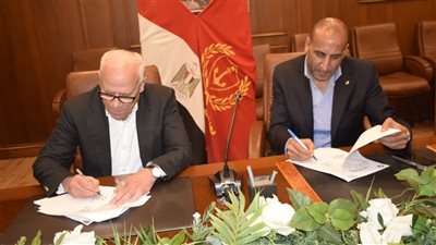 15.5 مليون جنيه سنويًا.. محافظ بورسعيد يوقع بروتوكول حق انتفاع قرية الفيروز