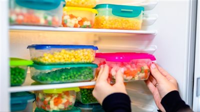 عادات خاطئة خلال تخزين الطعام قبل رمضان.. احذر فك المجمدات