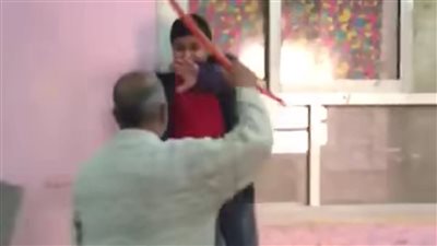 بعد نشر القاهرة 24.. التعليم تستبعد المدرس صاحب واقعة ضرب طالب عين شمس بطريقة وحشية