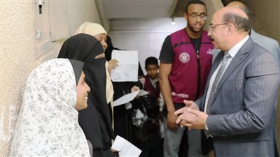 محافظ أسوان يتفقد قافلة الكشف على العيون بمنطقة المحمودية.. ويشيد بجودة الخدمات