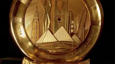 درع من موسم الرياض مطلي بالذهب للفائز بنهائي كأس مصر بين الأهلي والزمالك 