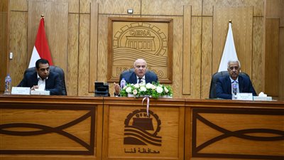 محافظ قنا: اتخاذ الإجراءات القانونية تجاه المتعدين على الأراضي الزراعية