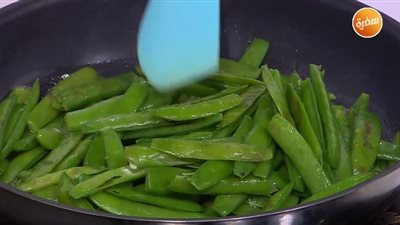 هناكلهم مش هيترموا.. الشيف نرمين هنو تثير الجدل بطبخها قشور البسلة والبصل