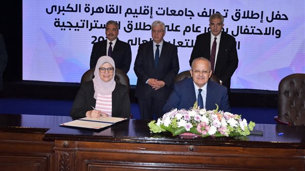 جانب من التوقيع 