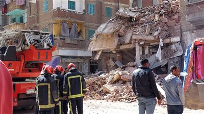 ننشر الصور الأولى لحادث انهيار عقار بالإسكندرية