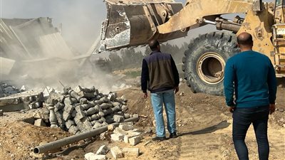 الإسكان تزيل تعديات عن 20 فدانا بمدينة ملوي الجديدة