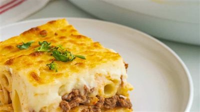 سيدة مائدة رمضان.. طريقة عمل مكرونة بشاميل باللحمة والفراخ بدون أخطاء 