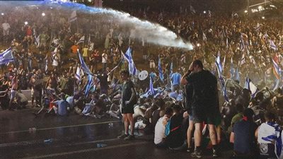 أهالي الرهائن يغلقون طريق تل أبيب.. والقسام تقتل 6 جنود في كمين بشقة سكنية