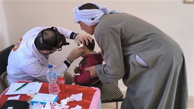 إقبال كبير من مواطني قرية كفر الواصلين بالجيزة على قافلة جامعة الأزهر التنموية الشاملة