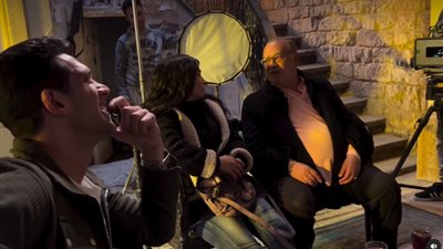 بيبعد العين عن الزمالك.. صلاح عبد الله يشاهد نهائي كأس مصر مع روجينا وأحمد ماجد| فيديو 