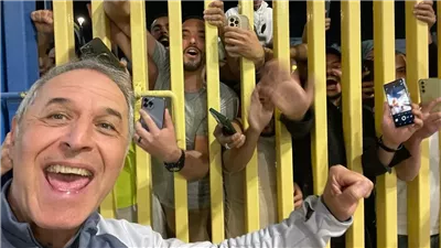 متحمسون.. كولر يعلق على نهائي كأس مصر أمام الزمالك ويلتقط صورا تذكارية مع الجمهور |صور