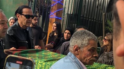 طارق علام يحمل نعش حماته أثناء تشييع جثمانها من مسجد مصطفى محمود