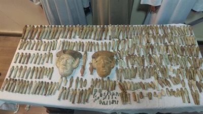 مومياء وتوابيت وتماثيل.. إحباط تهريب 437 قطعة أثرية ببني سويف| صور