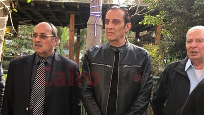 طارق علام يتلقى عزاء حماته بمسجد مصطفى محمود