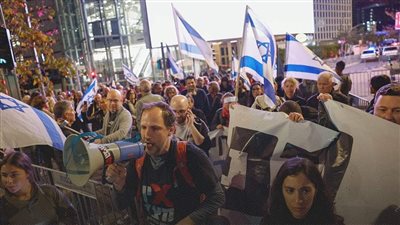 حاولوا اقتحام وزارة الدفاع.. مظاهرات حاشدة في تل أبيب والشرطة تتدخل لمنع التصعيد