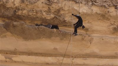 تعثر أعلى جبل المعادي.. الشرطة تنقذ طالب قبل سقطه خلال مشاهدته لماراثون 