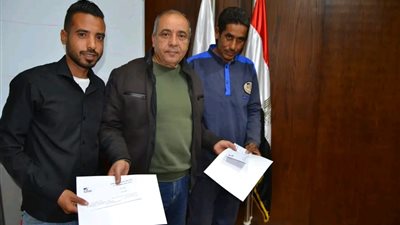 عامل بالسكة الحديد يعثر على مشغولات ذهبية بالأقصر ويسرع بالإبلاغ 