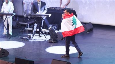 رافعًا علم لبنان.. لقطات من حفل راغب علامة في باريس |صور
