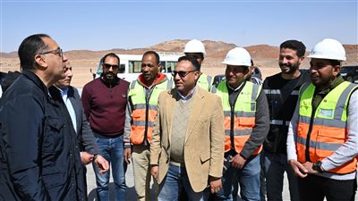 رئيس الوزراء يجرى حوارا مع العاملين بمشروع تطوير وتوسعة مطار سانت كاترين