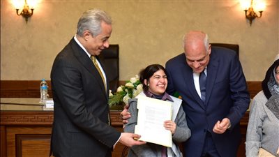وزير العمل ومحافظ الجيزة يسلمان 50 عقد عمل لذوي الهمم