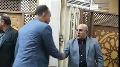 الفنان إسماعيل فرغلي أول الحضور في عزاء والدة المذيعة دينا رامز| بث مباشر