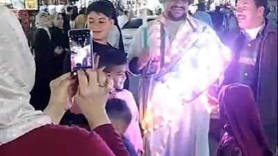 الكل بيتصور معاه.. أشهر مسحراتي بالسويس ينشر أجواء البهجة بالشوارع | بث مباشر