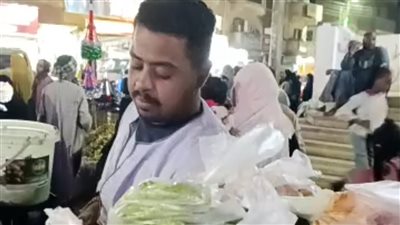  الفول الوجبة الأساسية للسحور بأسوان.. وبائع: الكيس بـ 5 جنيهات والإقبال بيزيد في رمضان