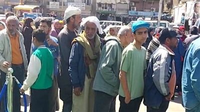 غضب بين عشرات المواطنين أمام معرض أهلا رمضان في السويس بعد تأخر افتتاحه | بث مباشر