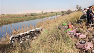 قبل الإفطار.. انقلاب سيارة نقل محملة بالأسماك على طريق الأربعين في قنا | صور