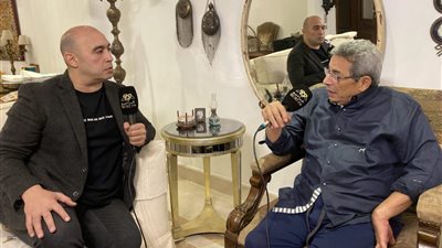 محمود سعد عن مشهد دفن والدته: زي علبة الكبريت في التربة بالرغم من حجمها الضخم
