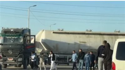 تسببت في استياء المارة.. سيارة نقل تقطع الطريق أمام بوابات محور روض الفرج| بث مباشر 