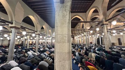 بثلاث قراءات.. قراء الأزهر يؤمون آلاف المصلين من مختلف بقاع الأرض