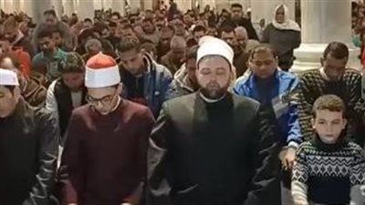 المئات يؤدون صلاة التراويح في أول يوم رمضان بمسجدي عمرو بن العاص والسيدة زينب| بث مباشر 