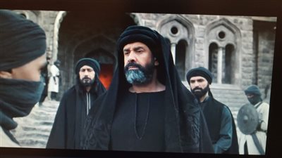 مسلسل الحشاشين الحلقة الأولى.. كريم عبد العزيز يأمر بقتل رجل بسبب الأذان