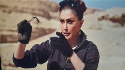 مسلسل صيد العقارب الحلقة 1.. غادة عبد الرازق تصطاد عقربا نادرا وتُصاب بلدغة في يديها