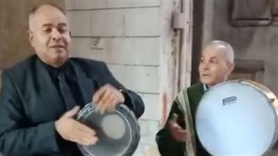 ببدلة وطبلة بلدي.. عم حمادة أشهر مسحراتي بالإسكندرية | بث مباشر 