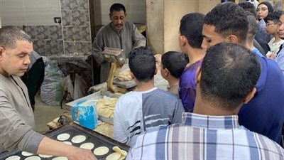 الكل نازل يشترى.. زحام على الكنافة والقطائف في أول أيام رمضان بالأقصر 