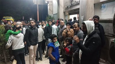 توافد رئيس الاتحاد السكندري رفقة الجماهير أمام المستشفى للاطمئنان على اللاعب أحمد رفعت