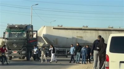 سيارة نقل تتسبب في تكدس مروري بمحور روض الفرج