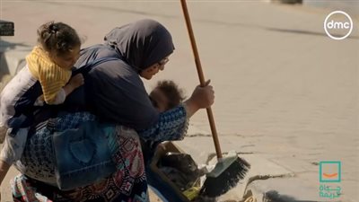 فرحوا الناس البسيطة.. حياة كريمة تكرم عاملة نظافة لكفاحها وأمانتها بعد عثورها على ذهب
