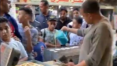 زحام المواطنين على شراء الكنافة والقطايف والعرديب الأسواني في أول أيام رمضان | بث مباشر