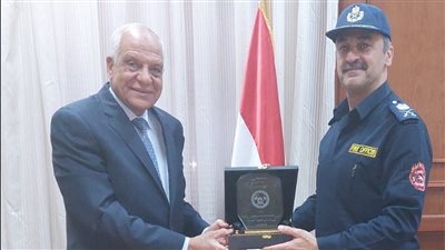 محافظ الجيزة يتسلم درع تكريم نظير جهوده لدعم الحماية المدنية