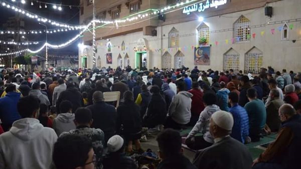 المصلون يؤدون صلاة