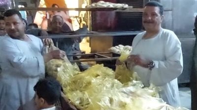 صاحب مخبز قبطي يوزع الخبز على المواطنين مجانا بمناسبة رمضان بالأقصر 