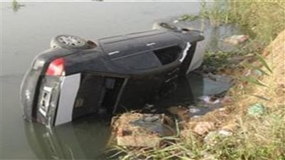 انقلاب سيارة ملاكي في ترعة بقنا| صور