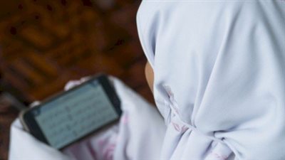 صدمة للكثيرين.. حكم قراءة القرآن من الهاتف بدون وضوء أو حجاب