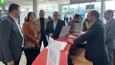 جولة تفقدية لنائب وزير والسياحة بمطار القاهرة الدولي لتقييم تجربة السائحين به| صور 