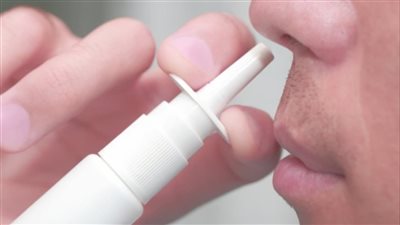 5 حلول أخرى مباحة.. حكم قطرة الأنف للصائم والتقطير في الأذن 