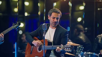 يُجيد الغناء والعزف على الجيتار.. صدقي صخر يبهر أبطال كامل العدد +1 في أول ظهور له